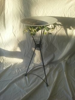 Standaard met nep plant.