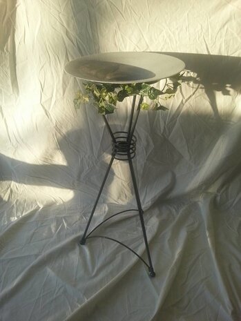 Standaard met nep plant.