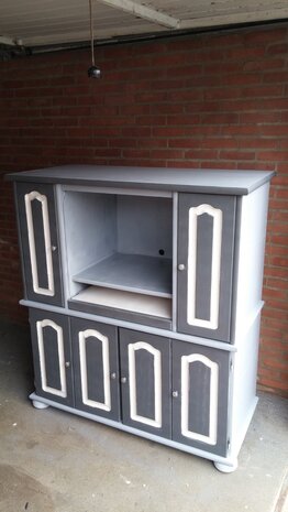 Grijze kast.