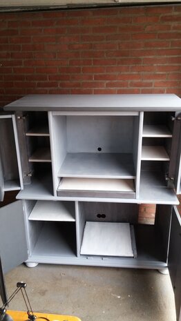 Grijze kast.